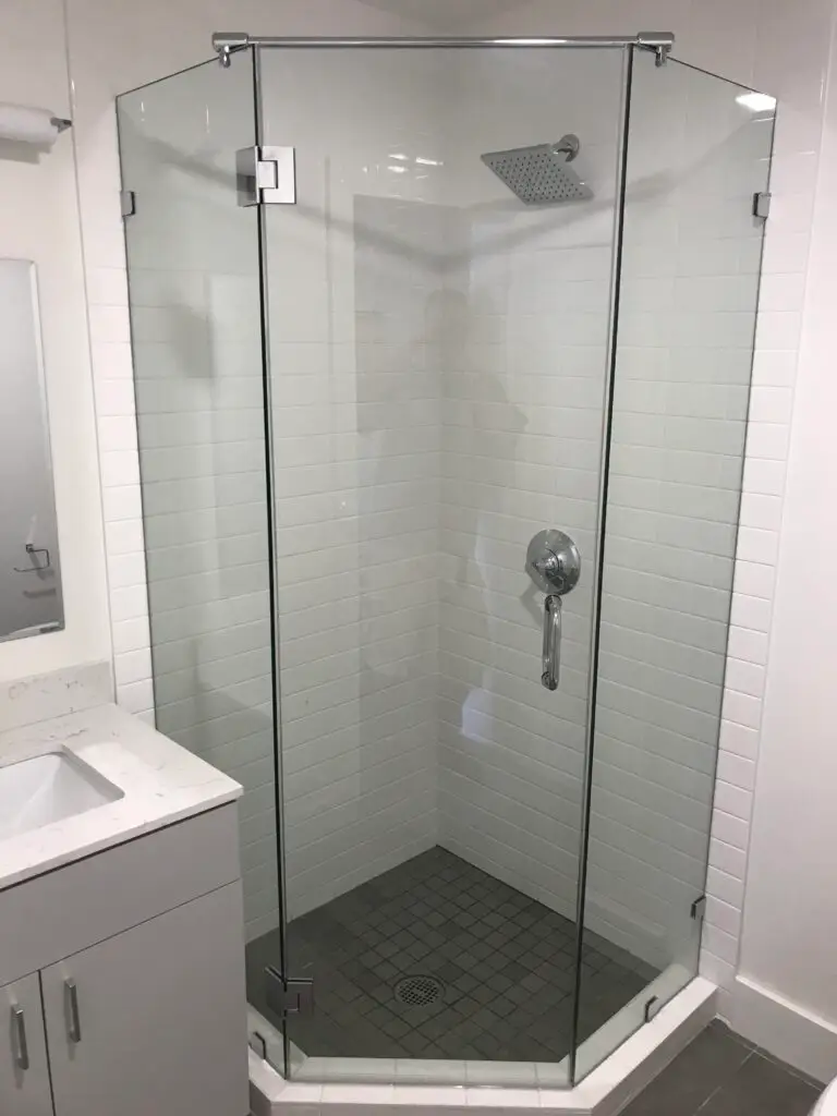 Frameless neo-angle shower enclosure